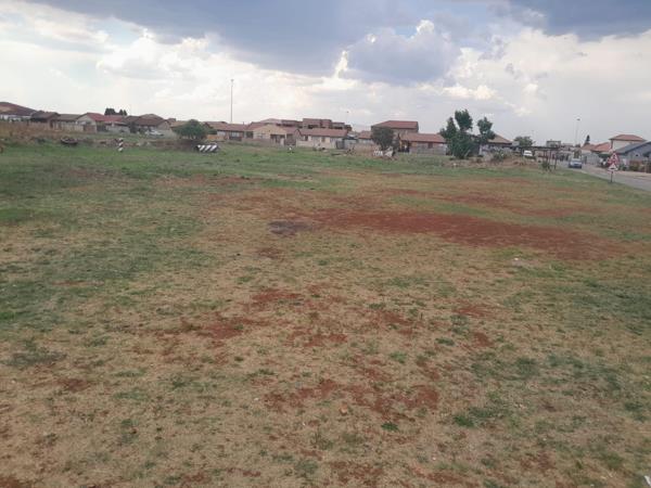 3 242 m² Land