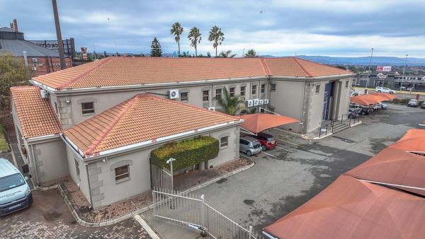 1 600  m² Commercial space