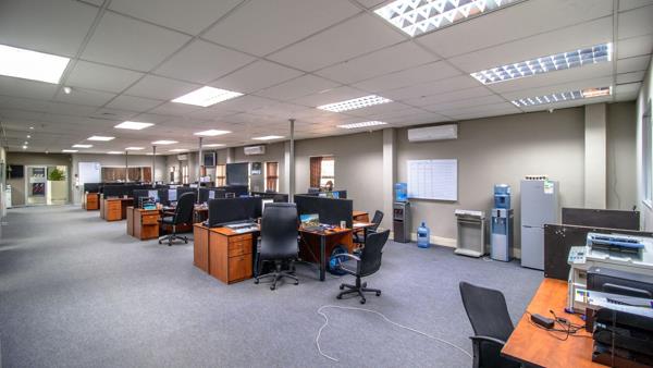 1 600  m² Commercial space