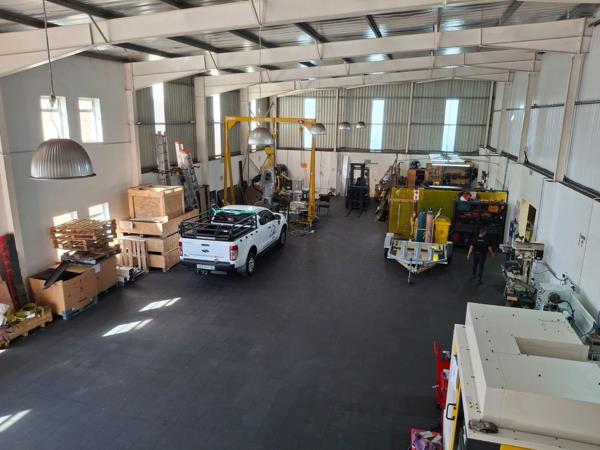 1 100  m² Commercial space