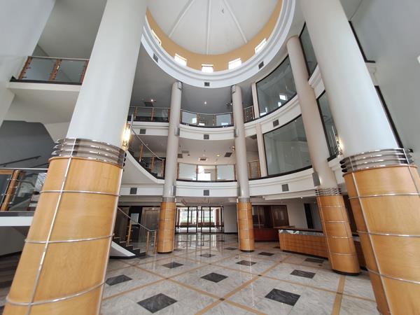 2 700  m² Commercial space