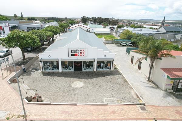 480  m² Retail Space
