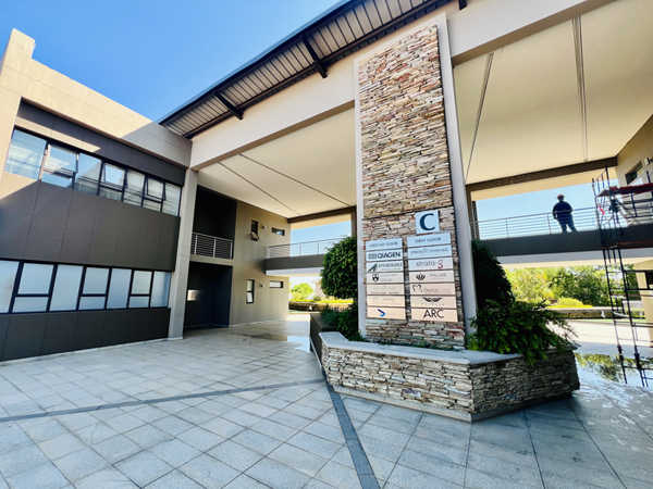 215  m² Commercial space