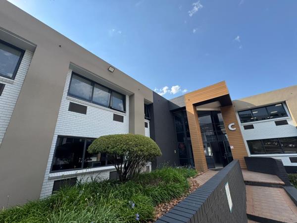 882  m² Commercial space