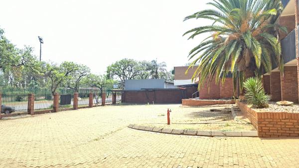 2 300  m² Commercial space