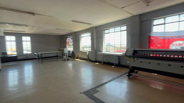 300  m² Industrial space