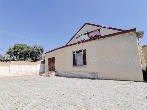 991  m² Commercial space