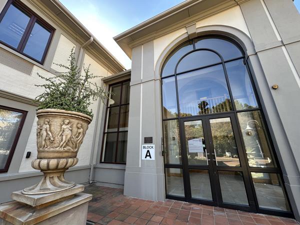 196  m² Commercial space