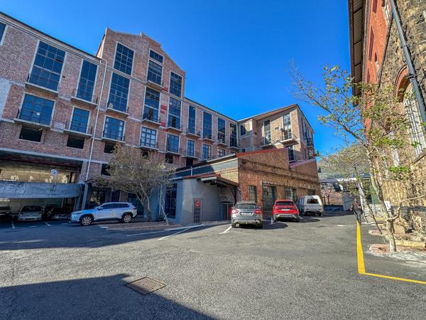 243  m² Commercial space