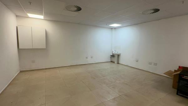 32  m² Commercial space