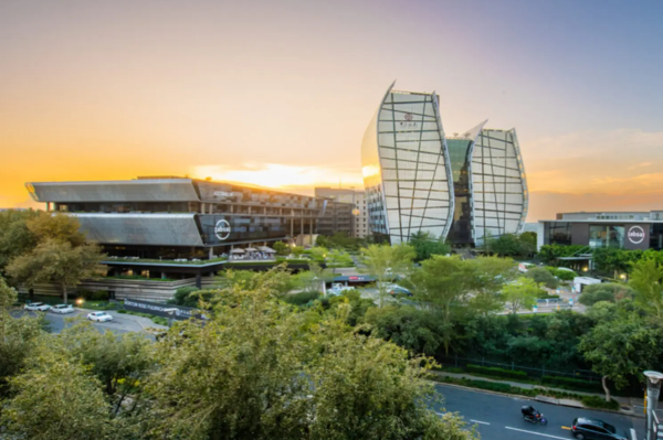 1 600  m² Commercial space