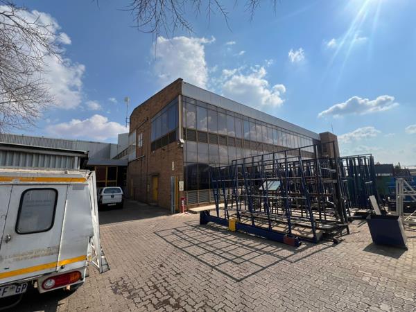 3 700  m² Industrial space