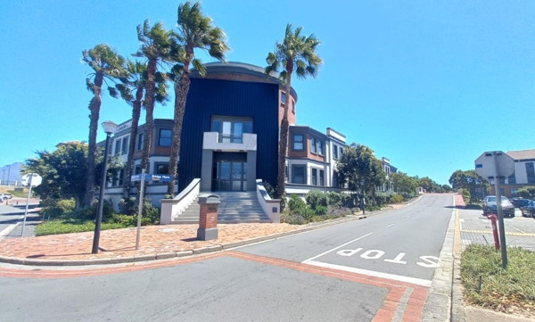 691  m² Commercial space