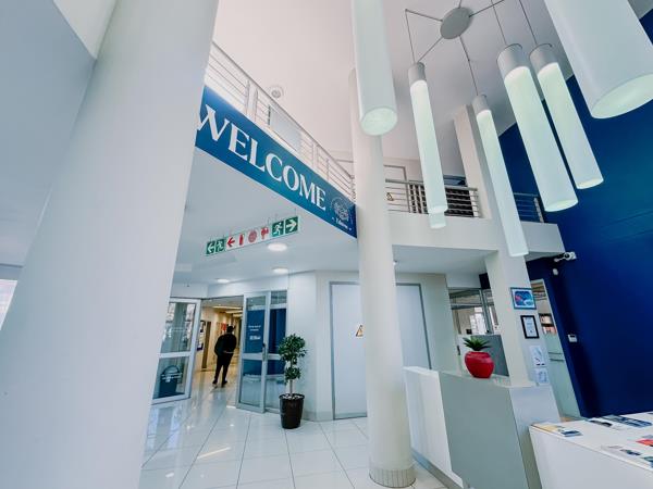 2 000  m² Commercial space