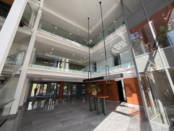 825  m² Commercial space