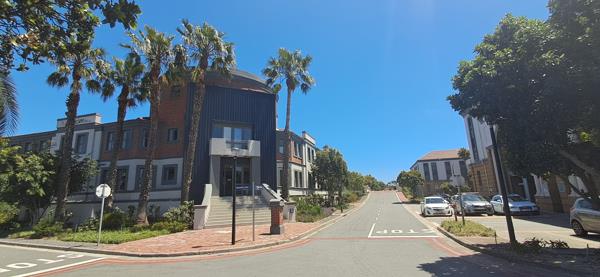 484  m² Office Space