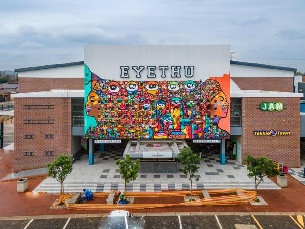 1 100  m² Commercial space