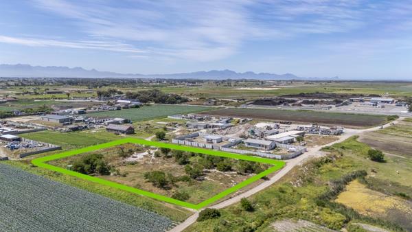 6 704 m² Land