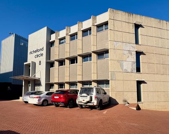 102  m² Commercial space