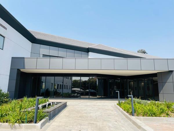 1 900  m² Commercial space