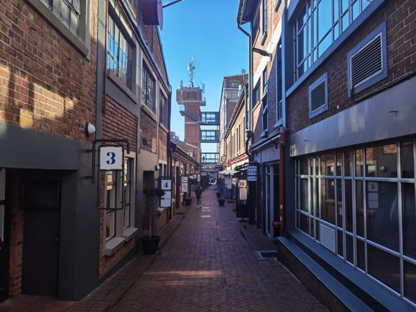 142  m² Commercial space