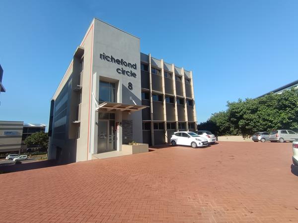 102  m² Commercial space