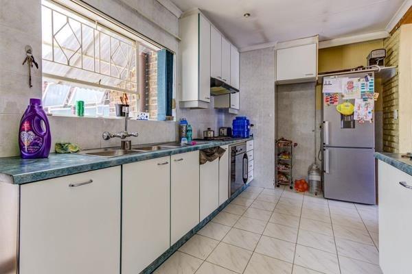 3 Bedroom HouseSunward Park - View 4