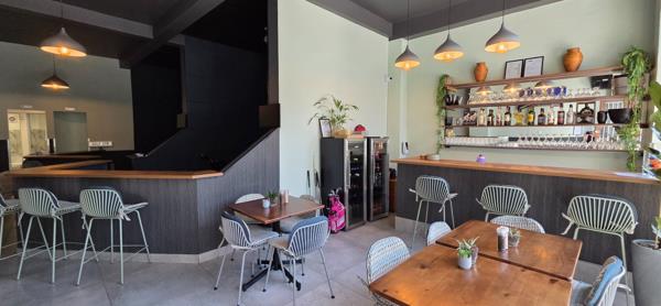 102  m² Commercial space