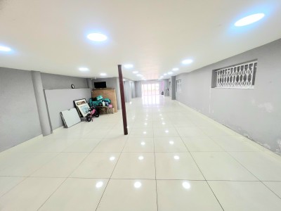 200  m² Retail Space