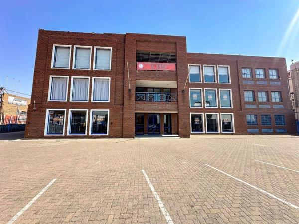 1 081  m² Retail Space