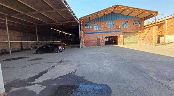 1 600  m² Industrial space