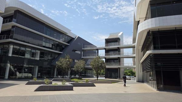 831  m² Commercial space