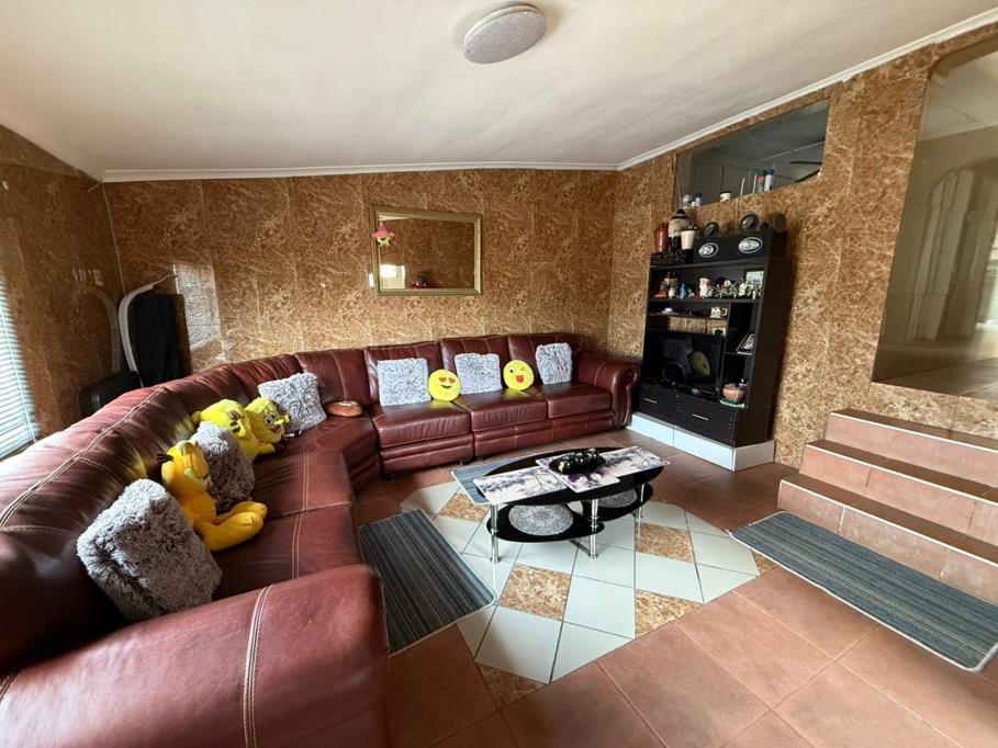Photo of 3 Bedroom House in Trenance Manor