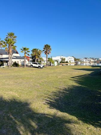 700 m² Land