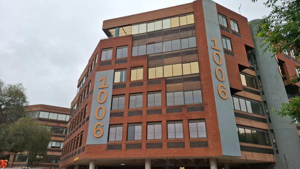 878  m² Office Space