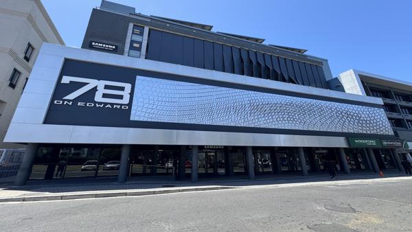 746  m² Commercial space