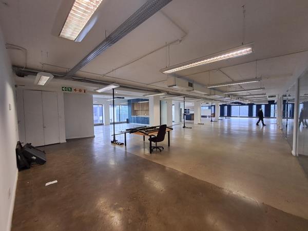 1 100  m² Commercial space