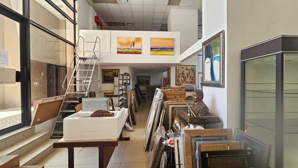 102  m² Commercial space