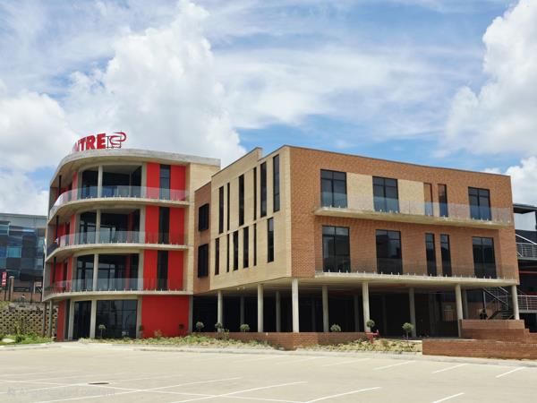 1 215  m² Commercial space