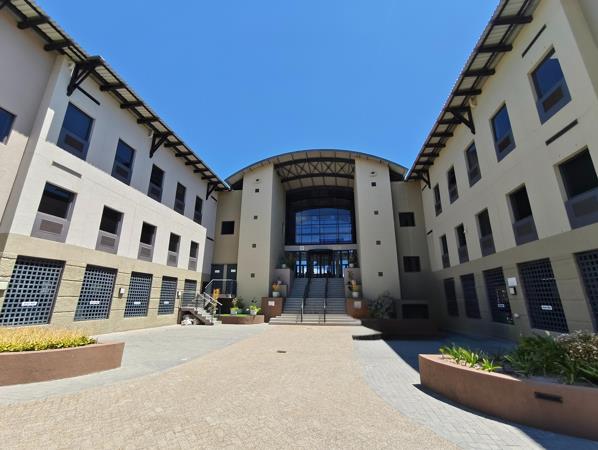 877  m² Commercial space