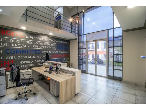 1 600  m² Office Space