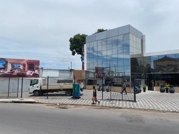 1 100  m² Commercial space