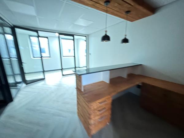 166  m² Commercial space