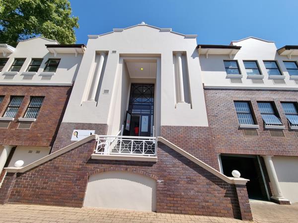 689  m² Commercial space