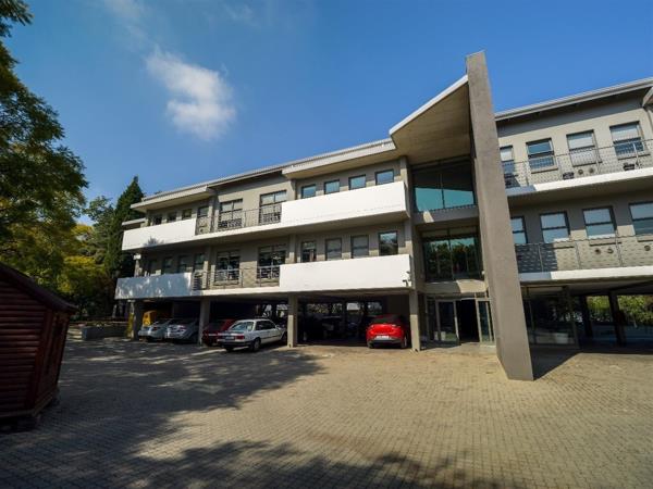 911  m² Commercial space