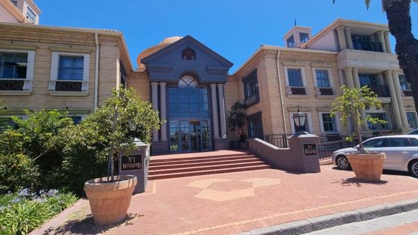 621  m² Commercial space