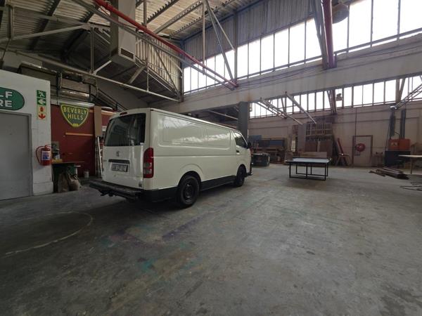 961  m² Industrial space