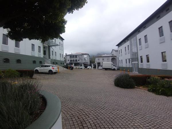 161  m² Commercial space