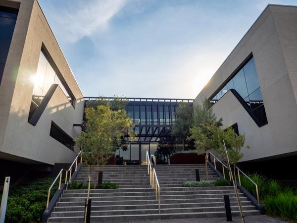 674  m² Commercial space