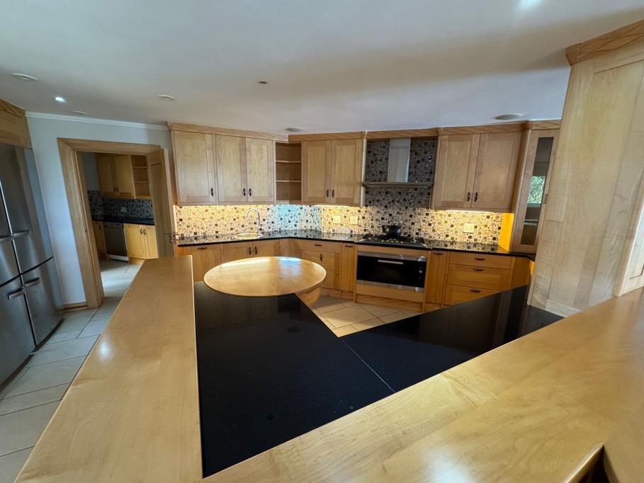6 Bedroom HouseWoodhill - View 3